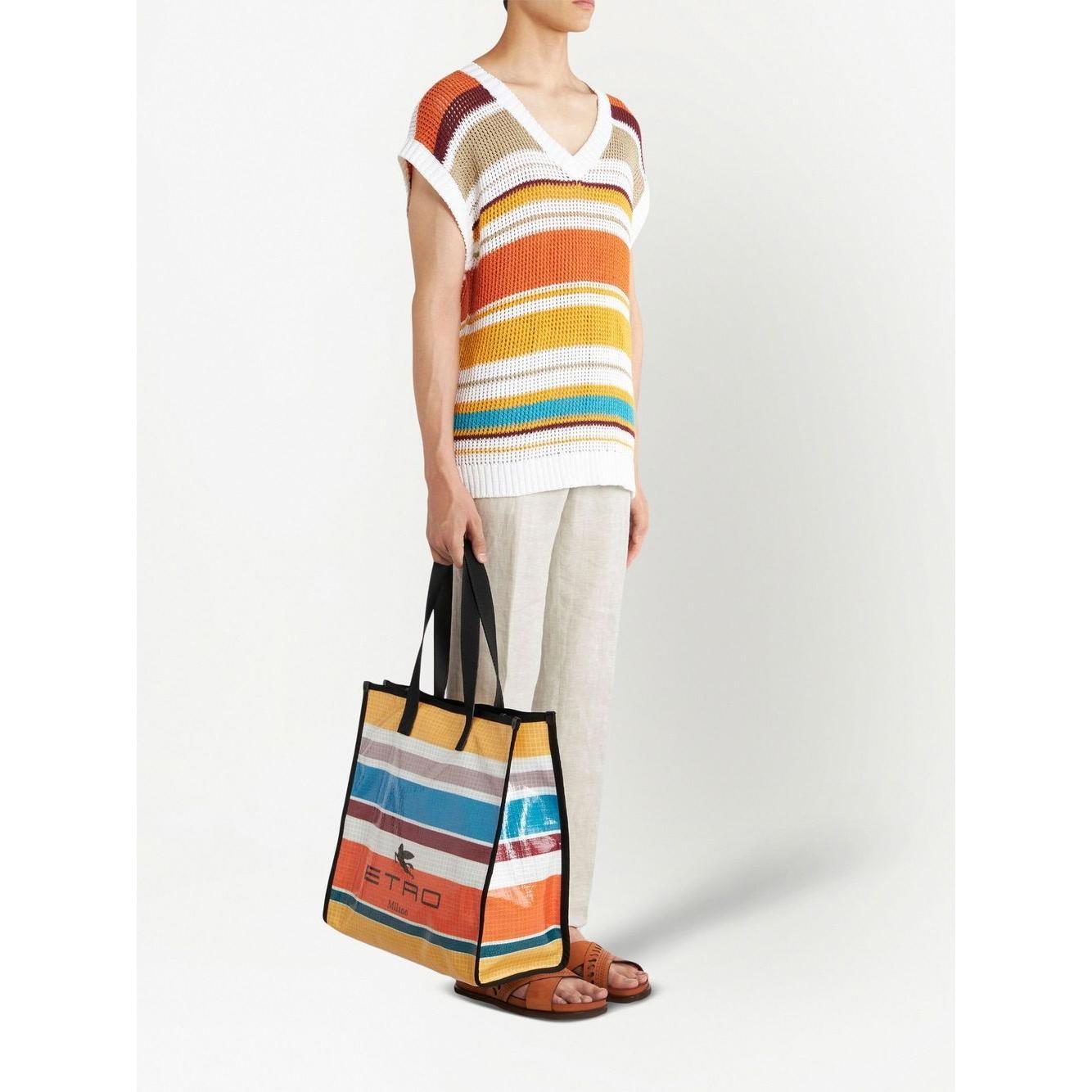 Front view with bag zipped and handles upright.