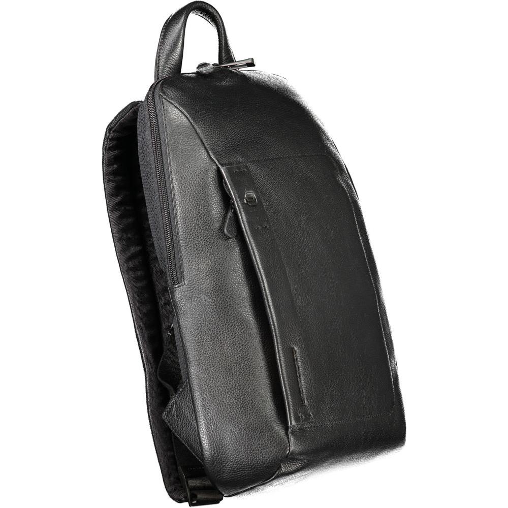 Front view with bag zipped and handles upright.