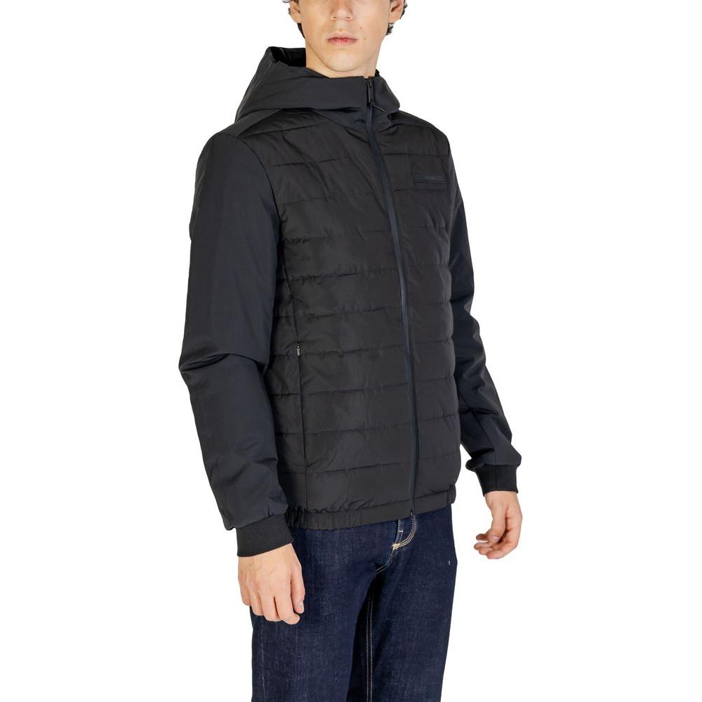 Front view with bag zipped and handles upright.