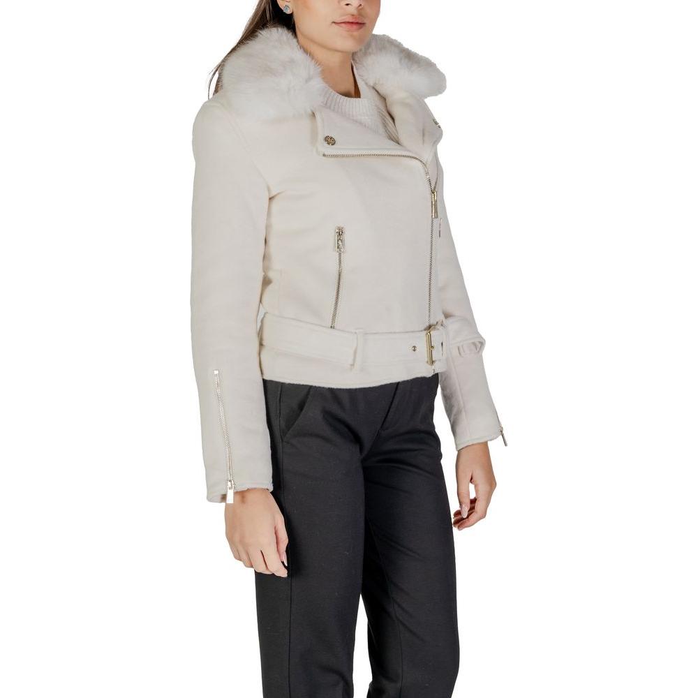 Front view with bag zipped and handles upright.