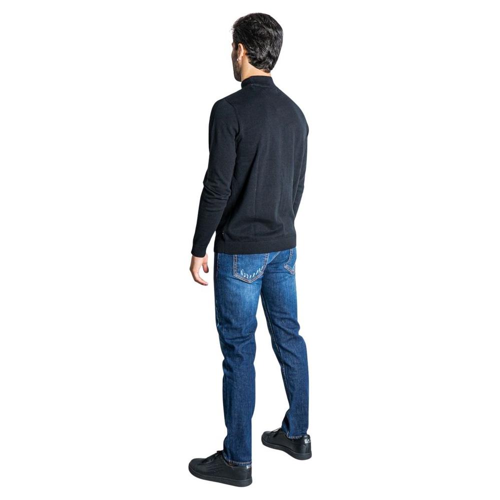 Front view with bag zipped and handles upright.