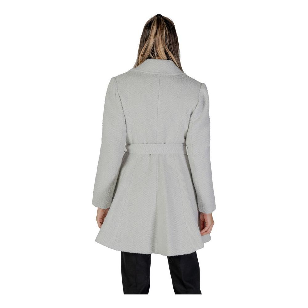 Front view with bag zipped and handles upright.