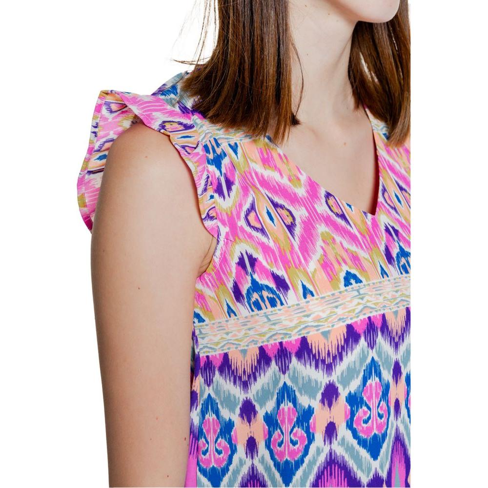 Front view with bag zipped and handles upright.