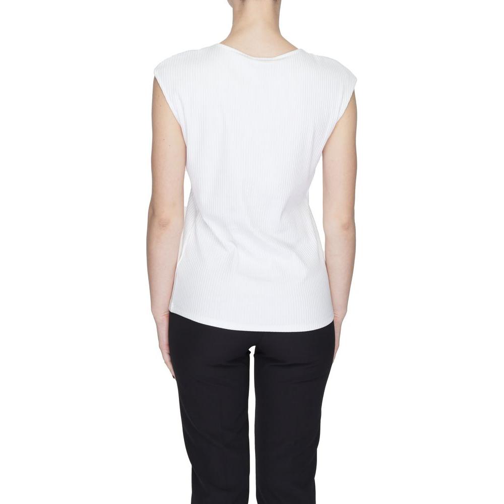 Front view with bag zipped and handles upright.