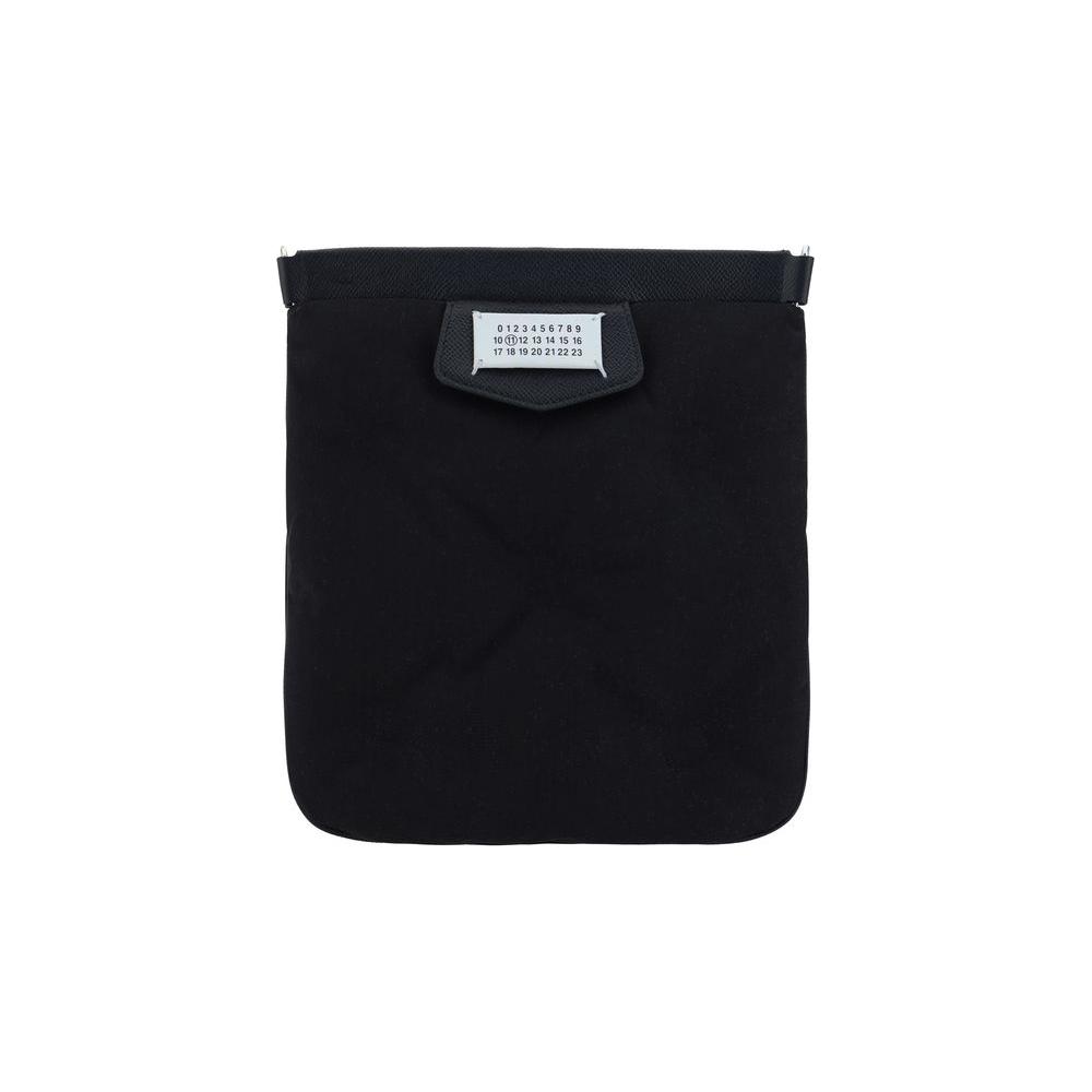 Front view with bag zipped and handles upright.